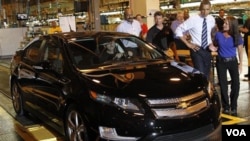 El presidente Barack Obama observa el nuevo auto eléctrico de GM, el Chevy Volt, durante una visita a la fábrica en Hamtramck Michigan.