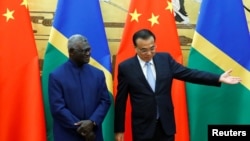 资料照：所罗门群岛总理索加瓦雷和中国总理李克强在北京人大会堂举行协议签署仪式。（2019年10月9日）