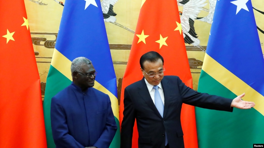 资料照：所罗门群岛总理索加瓦雷和中国总理李克强在北京人大会堂举行协议签署仪式。（路透社2019年10月9日）(photo:VOA)