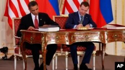 Барак Обама и Дмитрий Медведев подписывают договор СНВ в Пражском Граде в Праге, 8 апреля 2010