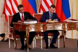 Praga, 8-aprel, 2010: Prezidentlar Barak Obama va Dmitriy Medvedev Yangi STARTga imzo chekkan kun