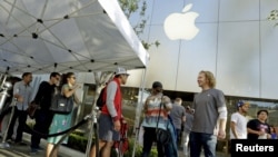 People wait in line as the Apple iPhone 6s and 6s Plus go on sale at an Apple Store in Los Angeles, California Sept. 25, 2015.