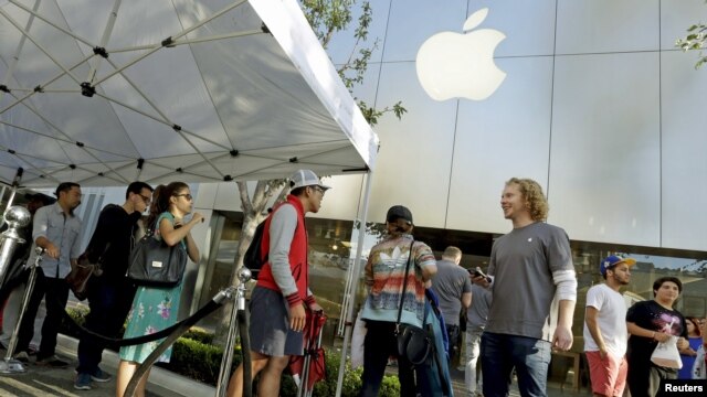 Fila para comprar iPhone 6s y 6s Plus en una tienda Apple de California.