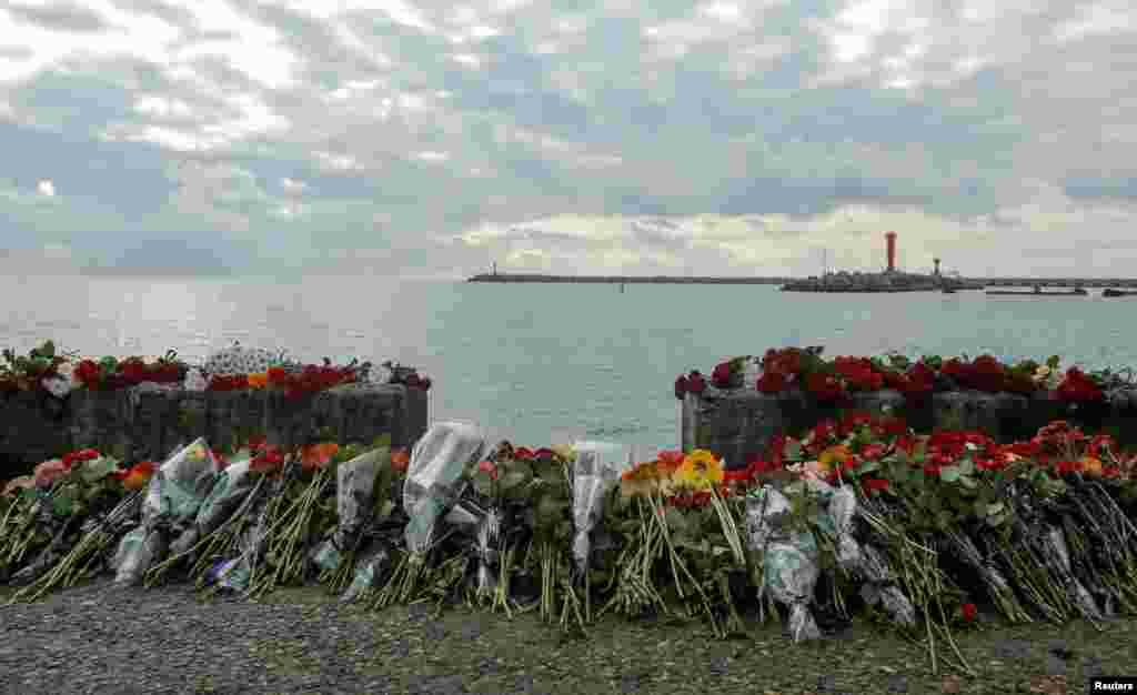 یادبود برای قربانیان سقوط هواپیما نظامی روسی هواپیمای توپولوف ۱۵۴ روسیه که با ۹۲ سرنشین راهی لازقیه سوریه بود، دو دقیقه پس از پرواز از فرودگاه شهر سوچی در جنوب روسیه در دریای سیاه سقوط کرد. &nbsp;