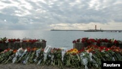 Des fleurs déposées sur les bords de la mer noire en hommage aux victimes russes du Tupolev 154, Sotchi, le 26 décembre 2016. Reuters / Maxim She metov