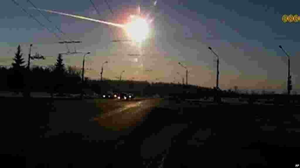 Cahaya dari meteor yang jatuh di Rusia.