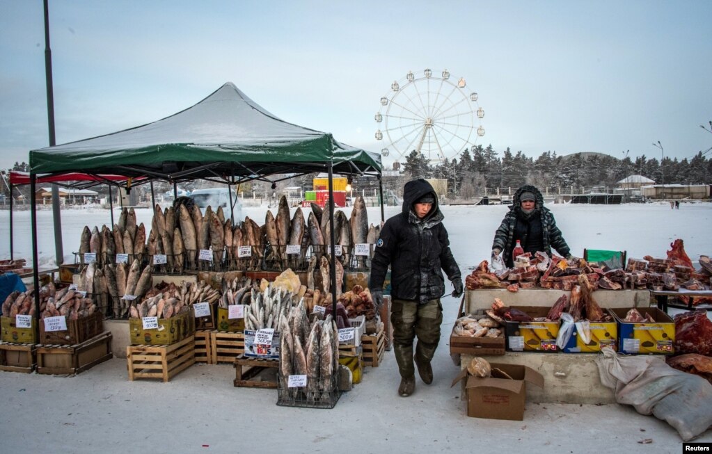 러시아&nbsp;야쿠츠크시의 농산물직거래장에서 상인들이 생선과 육류제품을 팔고 있다.&nbsp;
