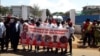 Les membres du FNDC à Conakry avant la marche funèbre, Guinée, le 4 novembre 2019. (VOA/Zakaria Camara)