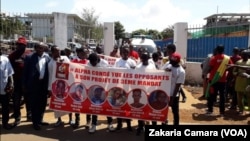 Les membres du FNDC à Conakry avant la marche funèbre, Guinée, le 4 novembre 2019. (VOA/Zakaria Camara)