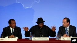 Từ trái: Tổng thống Cameroon Paul Biya, Tổng thống Nigeria Goodluck Jonathan, và Tổng thống Pháp Francois Hollande dự một cuộc họp báo, 17/5/14