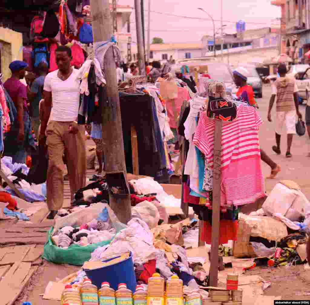 L&#39;avenue du commerce entre la capitale Malabo en Guinée équatoriale