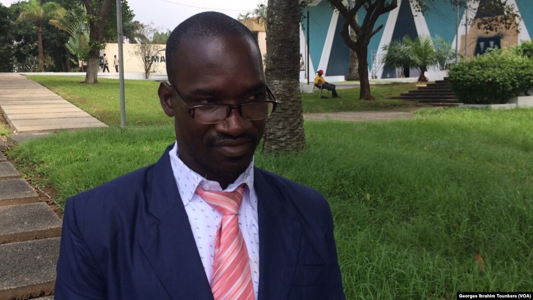 Arnoll Zoh souhaite que le secteur privé contribue fortement dans la lutte contre le chômage qui affecte les handicapés, à Abidjan, le 9 novembre 2017. (VOA/Georges Ibrahim Tounkara)