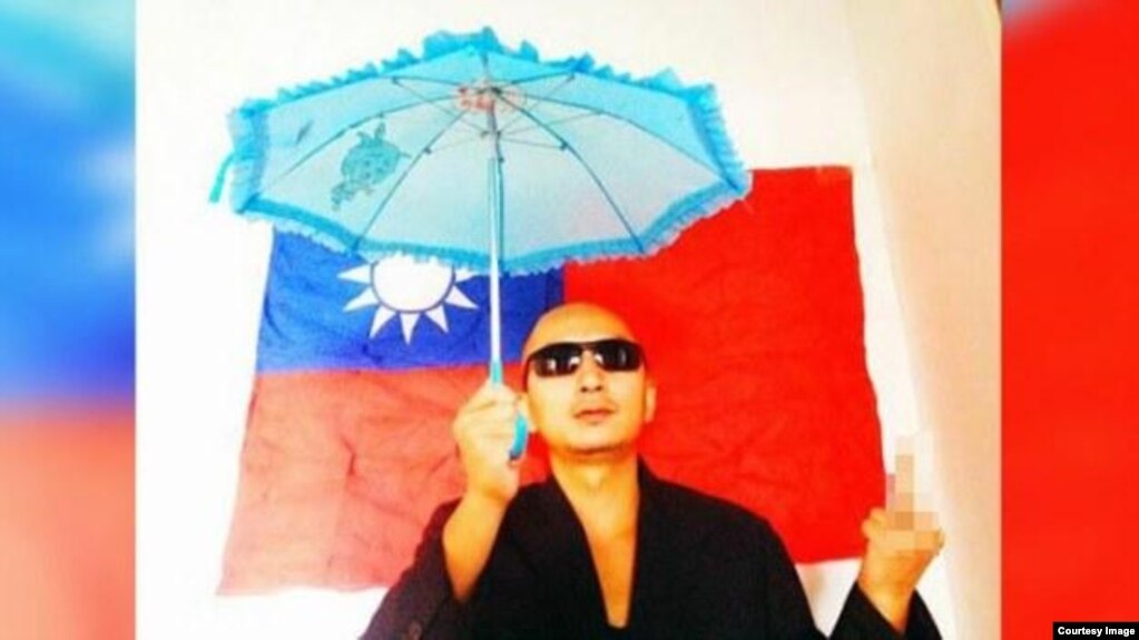 王藏2014年声援港人要求民主普选的占中运动（也称雨伞运动）的行为艺术照。（资料图片）(photo:VOA)