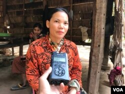 អ្នកស្រី ពេជ្រ សាលួន និយាយជាមួយវីអូអេ ក្នុងឃុំលាងដៃ ស្រុកអង្គរធំ ខេត្តសៀមរាប ថ្ងៃទី១៧ ខែមករា ឆ្នាំ២០២១។ (ហ៊ុល រស្មី/វីអូអេ)