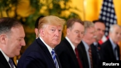 Le président américain, Donald Trump, au milieu de ses pairs lors du diner d'ouverture du sommet du G-20 à Osaka au Japon.
