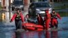 Les sauveteurs aident les résidents piégés par les eaux de crue après les restes de la tempête tropicale Ida à Mamaroneck, New York, États-Unis, le 2 septembre 2021. 