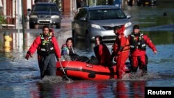 نیویارک کے کئی علاقوں میں سیلابی کیفیت، امدادی کارکن محفوظ مقامات پر پہنچانے میں لوگوں کی مدد کر رہے ہیں۔ 2 ستمبر 2021