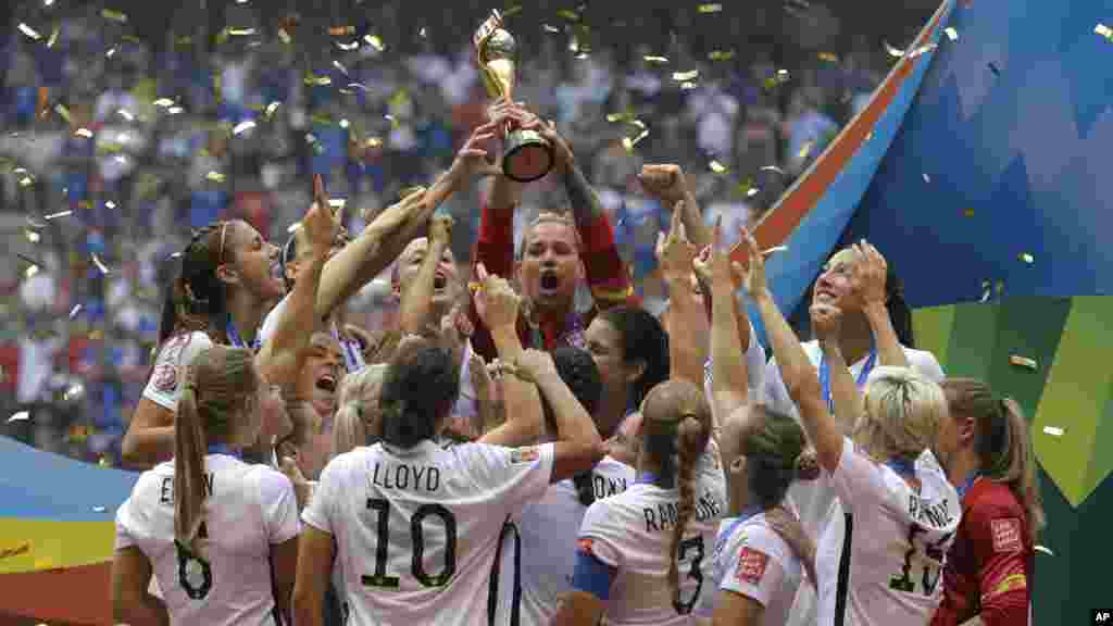 Les joueuses de l&#39;équipe nationale féminine des États-Unis célèbrent, brandissant le trophée, après avoir battu le Japon 5-2 lors de la finale de football de la Coupe du Monde Féminine de la FIFA à Vancouver, Colombie-Britannique, le 5 juillet 2015.