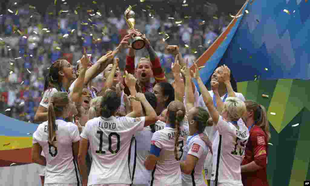 The United States Women&#39;s National Team celebrates with the trophy after they beat Japan 5-2 in the FIFA Women&#39;s World Cup soccer championship in Vancouver, British Columbia, July 5, 2015.