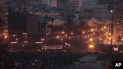 A crowd remains late in the afternoon in Tahrir Square in Cairo, Egypt, Feb 1, 2011