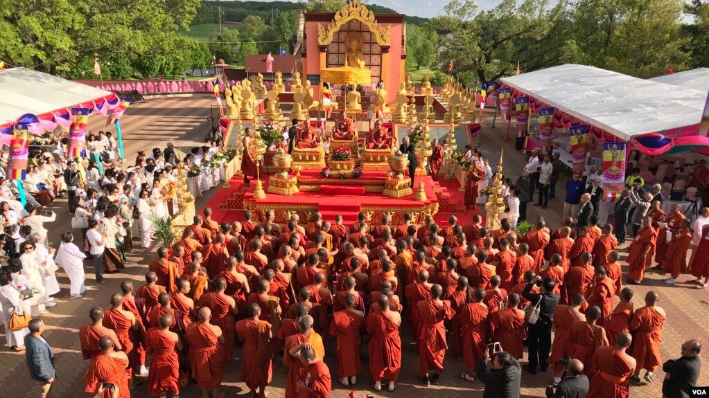 ព្រះសង្ឃនិងពុទ្ធបរិស័ទ ជួបជុំក្នុងពិធីបិទមហាសន្និបាតពុទ្ធិកសមាគមព្រះសង្ឃខ្មែរ-សហរដ្ឋអាមេរិក ក្នុងវត្តមុនីសុតារាម រដ្ឋមីនីសូតា សហរដ្ឋអាមេរិក ថ្ងៃទី២៤ ខែឧសភា ឆ្នាំ២០១៩។ (សាយ មុន្នី/VOA)