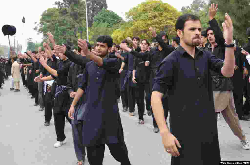جلوس کے شرکاء ماتم کر رہے ہیں۔