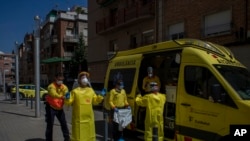 Health personnel in protective gear prepare to attend to a patient during the COVID-19 virus outbreak in Barcelona, Spain, April 6, 2020.