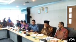 Pelaksanaan penandatanganan keputusan bersama pelaksanaan kampanye Anti Korupsi di kantor Kemenkominfo, Senin (23/12). (VOA/Iris Gera)