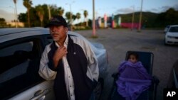 Eddie Correa, de 61 años, y su nieta, Delancy Torres, de 10 años, se despiertan temprano tras pasar la noche en un auto. Son parte de los damnificados del sismo de 6.4 Richter que la semana pasada azotó a Puerto Rico. 
