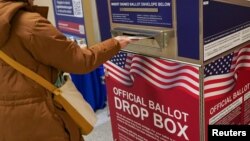 Una votante emite su voto durante la votación anticipada, un día antes de las elecciones primarias del supermartes, en el centro de votación del Ayuntamiento de San Francisco en San Francisco, California, EEUU, 4 de marzo de 2024. 