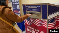 FILE - Seorang pemilih memberikan suara mereka pada pemungutan suara awal, sehari menjelang pemilihan pendahuluan Super Tuesday, di pusat pemungutan suara Balai Kota San Francisco di San Francisco, California, AS, 4 Maret 2024. (Loren Elliott/REUTERS)