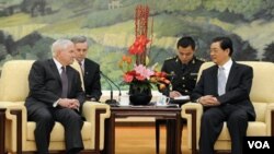 Menteri Pertahanan Amerika Robert Gates (kiri) bertemu dengan Presiden Tiongkok Hu Jintao di Beijing, Selasa, 11 Januari 2011.