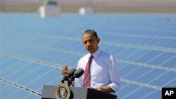 Presiden AS Barack Obama berbicara dalam kunjungan ke fasilitas panel surya di Boulder City, Nevada. (Foto: Dok)