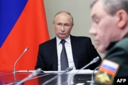 Presiden Rusia Vladimir Putin (kiri) memimpin pertemuan mengenai situasi di wilayah Kursk, di kediamannya di Novo-Ogaryovo di luar Moskow, pada 12 Agustus 2024. (Foto: AFP)