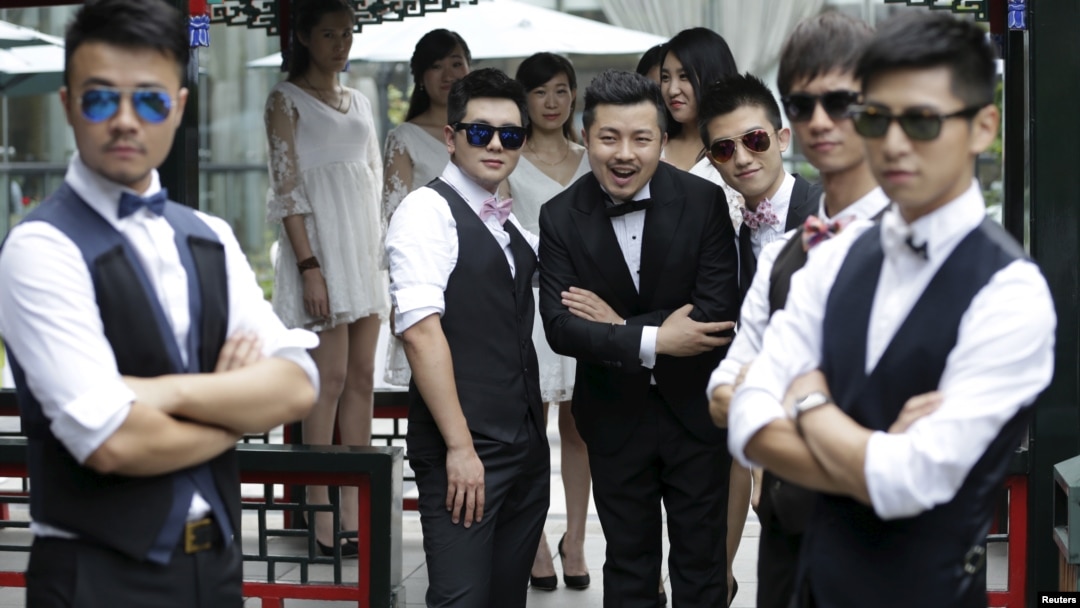 Seorang pengusaha internet, Ling Jueding (tengah) berpose sebelum melakukan perkawinan sesama jenis dengan partnernya di Beijing (foto: dok). Kaum LGBT masih mendapatkan perlakuan diskriminatif di China.