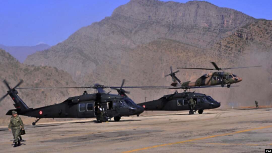 Helikopter-helikopter militer Turki disiapkan untuk menggempur persembunyian militan PKK di perbatasan Turki-Irak (19/10).