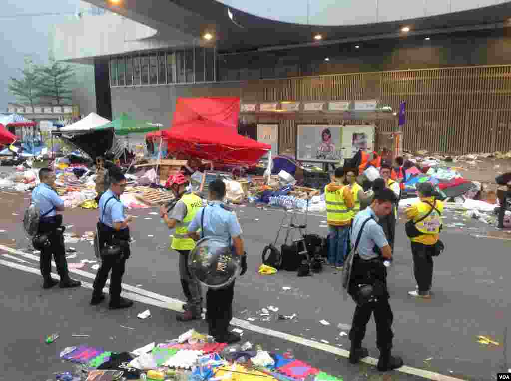 香港警方12月11日全面清场金钟占领区（美国之音海彦拍摄）