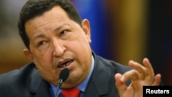 El presidente Hugo Chávez habla durante una conferencia de prensa en el Palacio de Miraflores, en Caracas, el martes 9 de octubre de 2012.