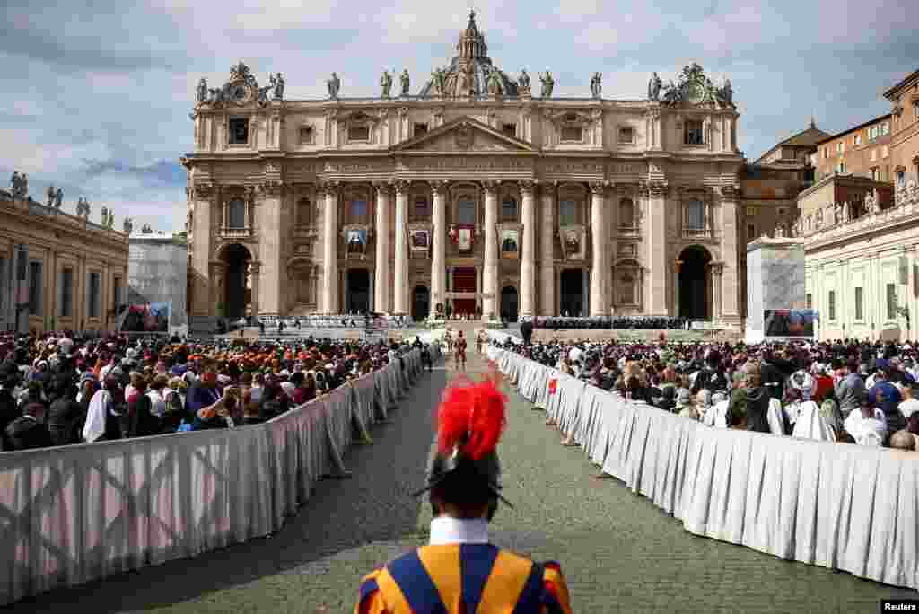 Garda Swiss berdiri pada hari Paus Fransiskus menghadiri misa untuk mengkanonisasi empat belas orang kudus baru termasuk Pastor Spanyol Manuel Ruiz Lopez di Lapangan Santo Petrus di Vatikan. (Reuters)&nbsp;