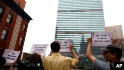 Personas protestan el lunes 3 de mayo del 2010 contra el presunto desarrollo de armas nucleares en Irán durante una manifestación frente a la sede de las Naciones Unidas en Nueva York. 