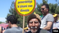 Hemwelatîyekî Kurd roja zimanê xwe yê dayikê pîroz dike