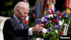El presidente de Estados Unidos, Joe Biden, participa en una ceremonia de colocación de ofrendas florales durante la celebración del Día de los Caídos en el Cementerio Nacional de Arlington en Arlington, Virginia, el 31 de mayo de 2021.