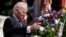 El presidente de Estados Unidos, Joe Biden, participa en una ceremonia de colocación de ofrendas florales durante la celebración del Día de los Caídos en el Cementerio Nacional de Arlington en Arlington, Virginia, el 31 de mayo de 2021.