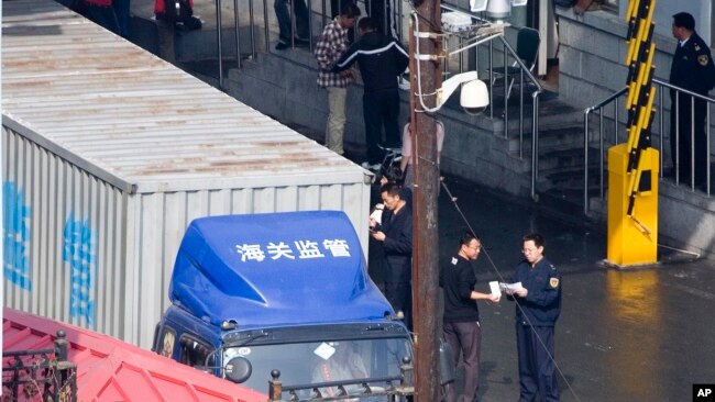 중국 단둥 세관 직원이 북한으로 향하는 화물 서류를 확인하고 있다. (자료사진)