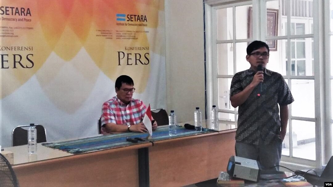 Direktur Setara Institute, Halili Hasan menjelaskan kondisi Kebebasan Beragama di Indonesia, di kantornya di Jakarta, Senin (20/8). (Foto: VOA/Fathiyah)