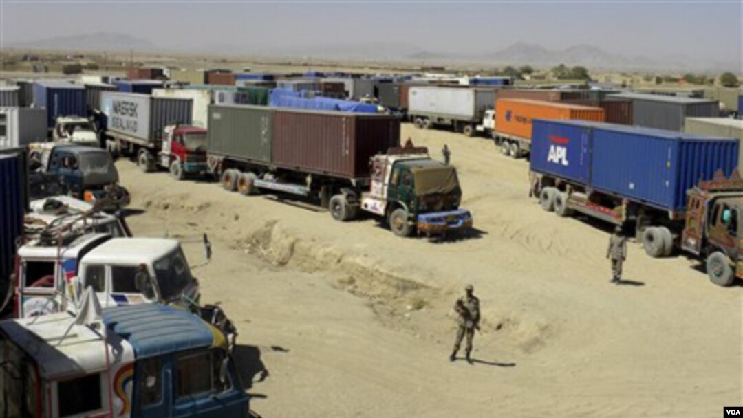 Pasukan penjaga perbatasan Pakistan berjaga-jaga di jalur perbatasan yang dipakai NATO untuk mengangkut persediaan ke Afghanistan.
