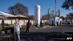 Des personnes font la queue pour se faire dépister pour le COVID-19 à l'hôpital Fourways Life de Johannesburg, le 28 juin 2021.