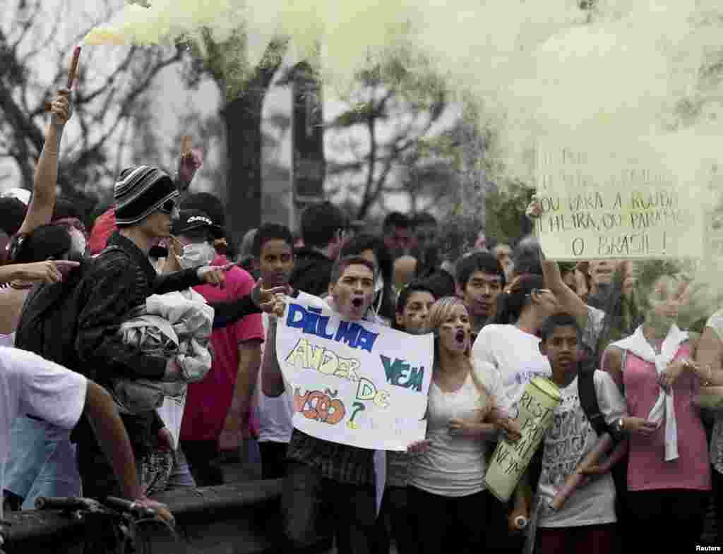 Demonstrators participate in an anti-government protest in Sao Jose dos Campos, June 20, 2013. Tens of thousands of demonstrators marched through the streets of Brazil's biggest cities on Thursday in a growing protest that is tapping into widespread anger