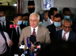 나집 라작 말레이시아 전 총리가 지난 28일 쿠알라룸푸르 법원에서 기자회견을 했다.