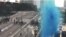 香港警方水炮車施放藍色液體驅散示威者。(攝影: 美國之音湯惠芸)